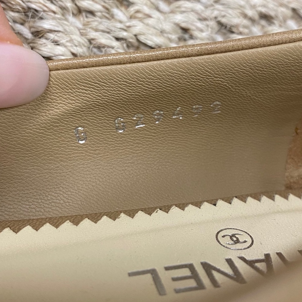 SOLD Chanel tan & black pointed toe flats - Picture 3 of 13